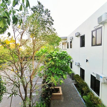 Hotel Transit Pasuruan Eksteriør bilde