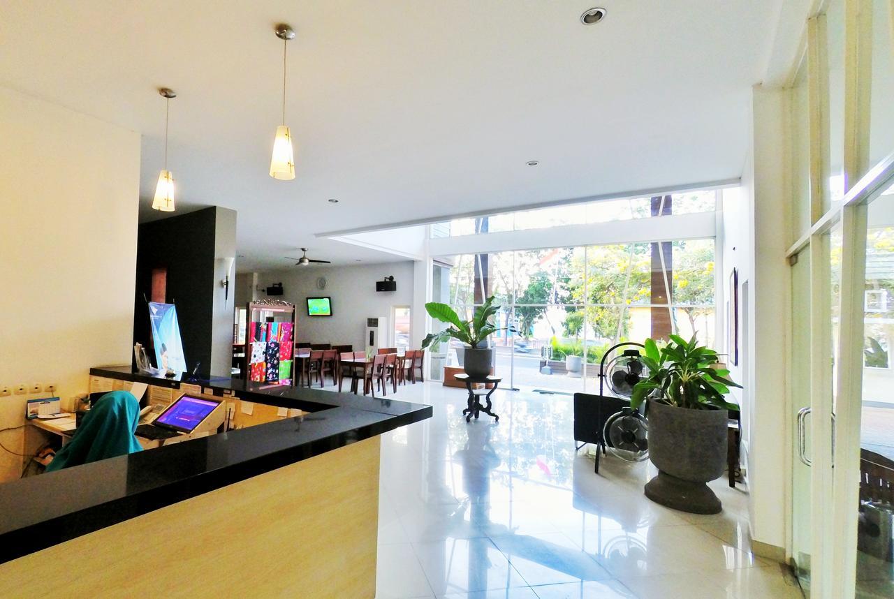 Hotel Transit Pasuruan Eksteriør bilde