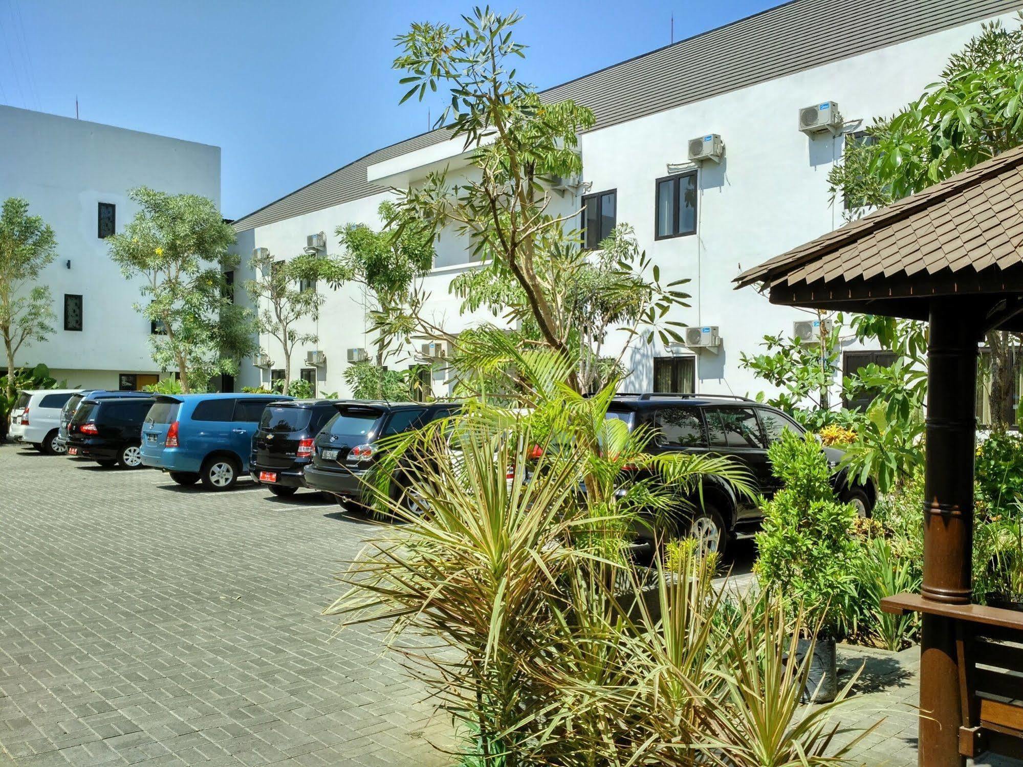 Hotel Transit Pasuruan Eksteriør bilde