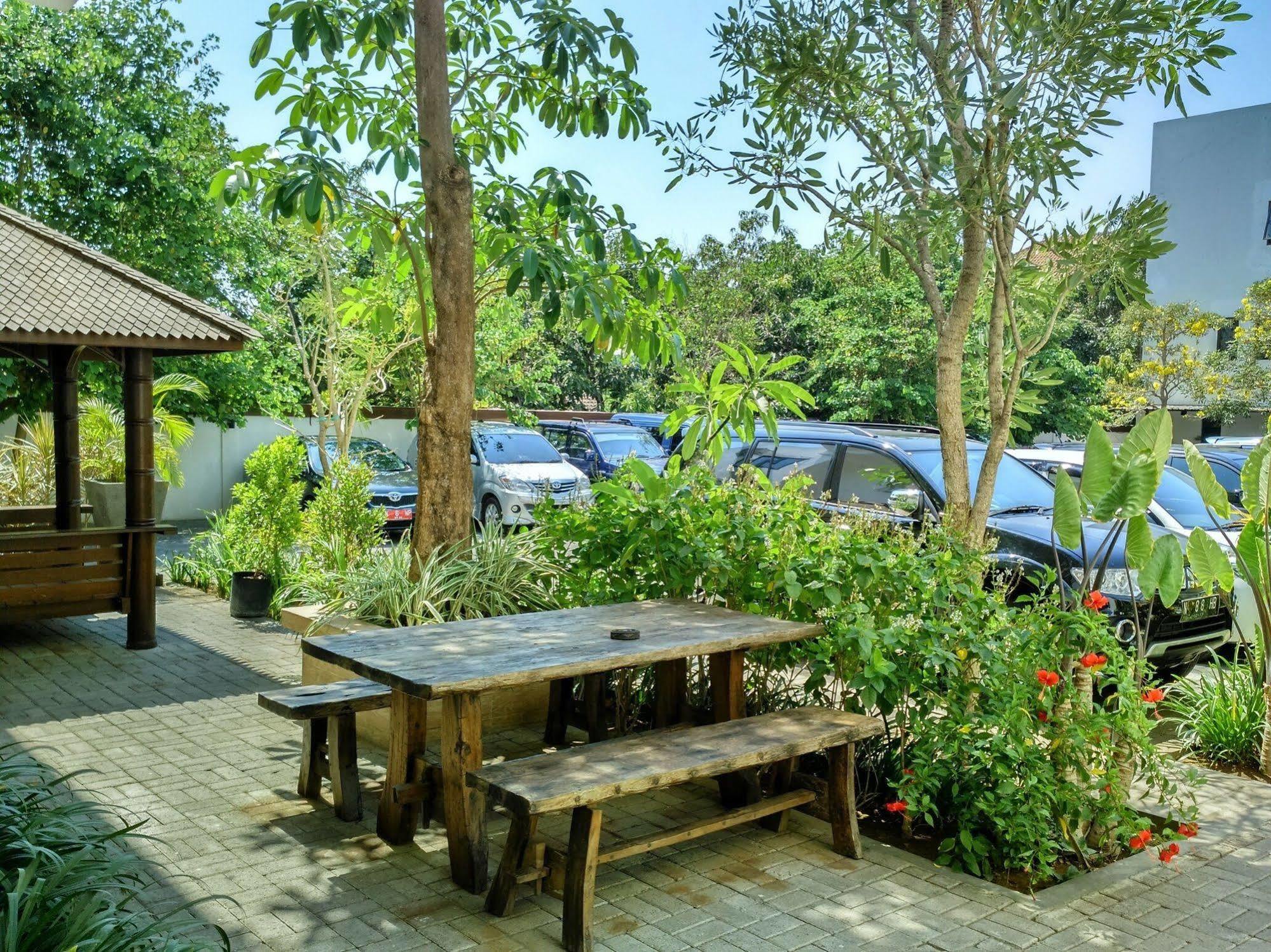 Hotel Transit Pasuruan Eksteriør bilde